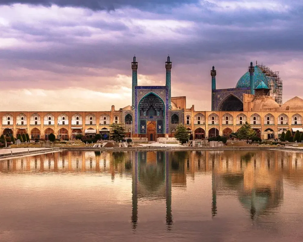 imam mosque in naqsh-e jahan square isfahan