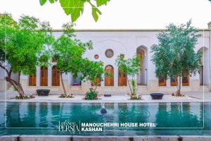 yard photo of manouchehri house hotel kashan