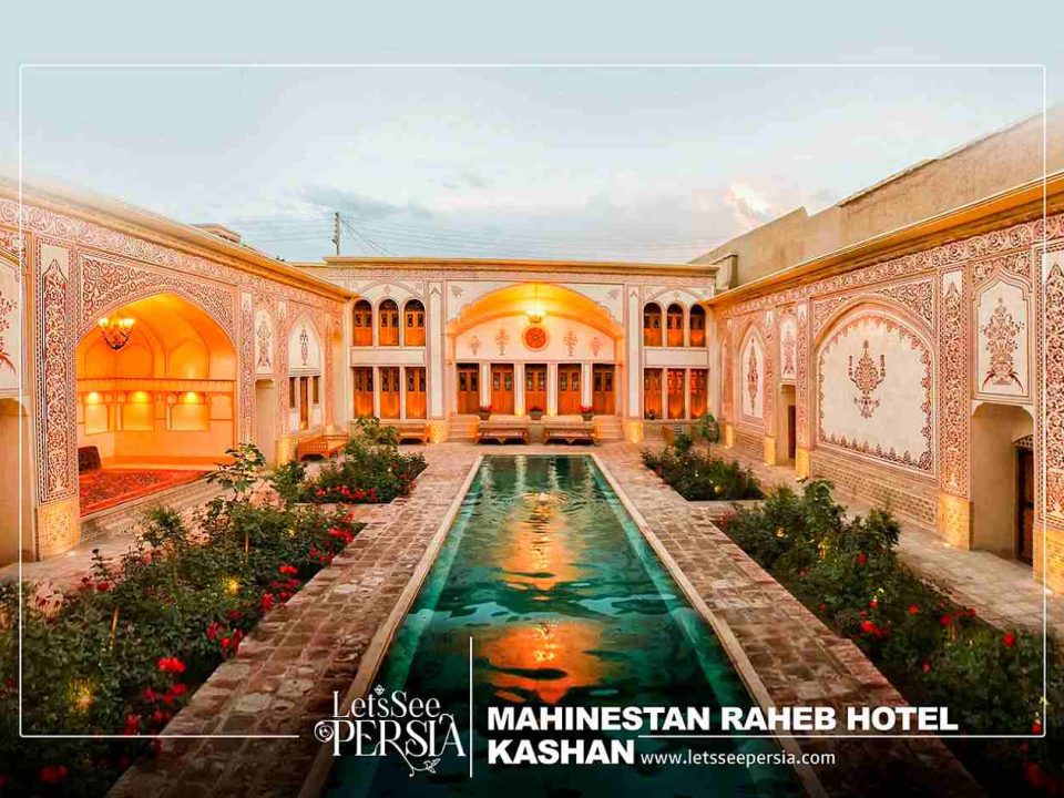 yard of mahinestan raheb hotel kashan