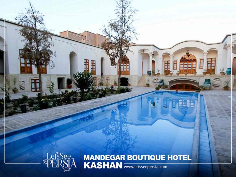 traditional yard of mandegar boutique hotel kashan